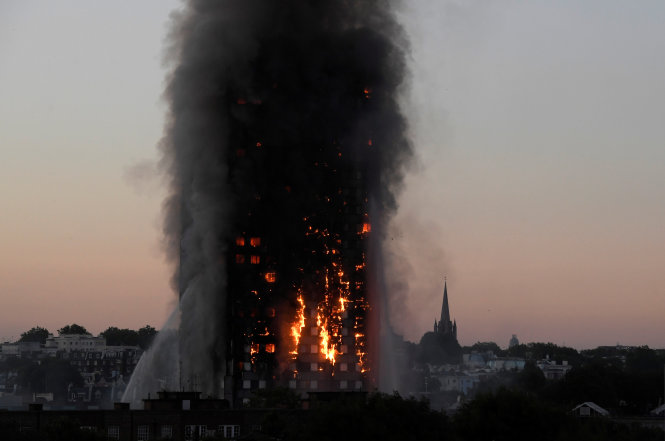Flames and smoke billow as firefighters deal with a serious fire in the Grenfell Tower apartment block at Latimer Road in West London, Britain June 14, 2017. REUTERS/Toby Melville TPX IMAGES OF THE DAY